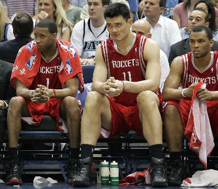 议起复盘 ｜ 马刺三杀卫冕冠军，雷霆会被逼疯追字母哥吗？（热议复盘：马刺三次击败卫冕冠军，雷霆会疯狂追逐字母哥吗？）