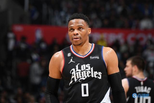 中超：上海海港4-0大胜深圳队（中超焦点战：上海海港4-0横扫深圳队）