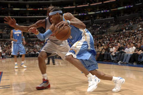 凤凰稳了？过去8次常规赛对阵跳伞蚁，凤凰7胜1负（凤凰对跳伞蚁压制明显，近8次常规赛交锋7胜1负）