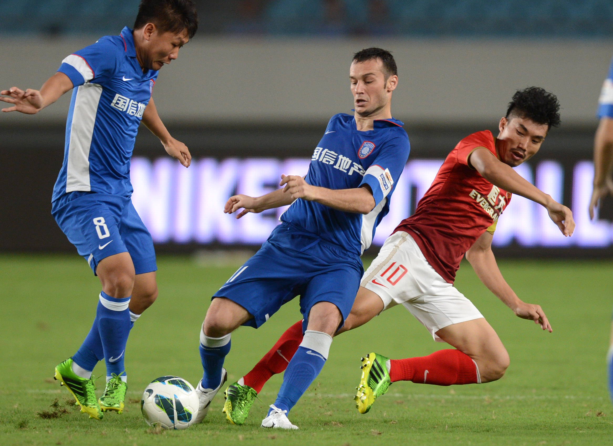 足协主席宋凯现身成都，徐正源、韦世豪、胡荷韬在酒店迎接（足协主席宋凯抵蓉，徐正源、韦世豪、胡荷韬酒店迎接）