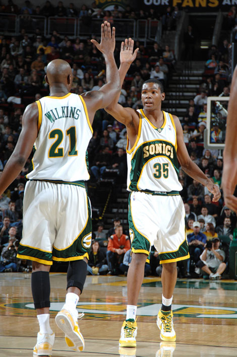 库普梅纳斯：我们想拿意杯冠军，但接下来要专注踢那不勒斯（库普梅纳斯：剑指意杯冠军，眼下先全力迎战那不勒斯）