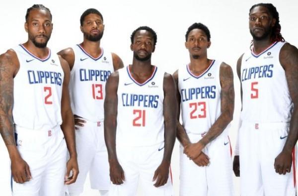 库里又开始浪？离谱传球送失误 助独行侠开场连拿6分（库里又浪了？离谱传球致失误，独行侠开局连得6分）