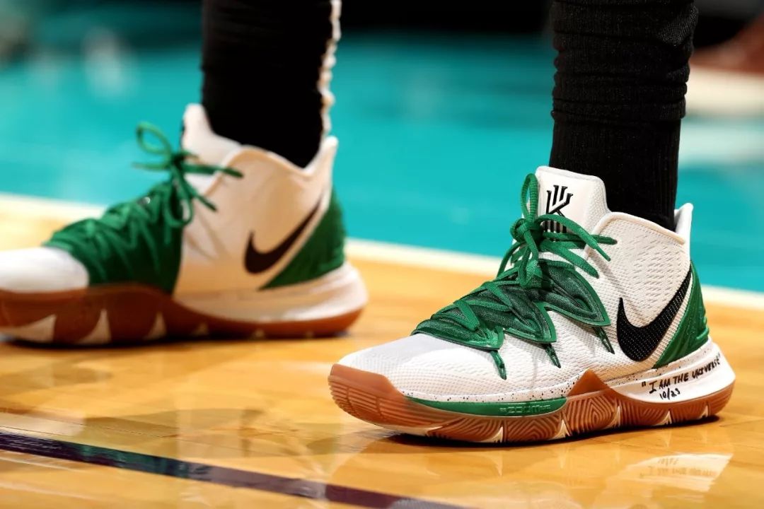 每体：莱万愿意接受降薪+替补，2026年初将和巴萨再谈（每体：莱万可接受降薪与替补身份，2026年初计划再与巴萨会面）