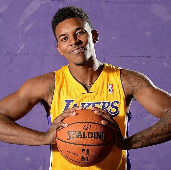 镜报：安菲尔德球迷因现场警报响起被暂时疏散，现已重新进场（镜报：警报触发安菲尔德球迷短暂撤离，现已恢复入场）