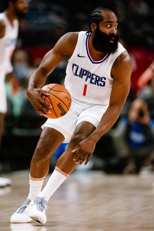 拜仁客战阿森纳名单：凯恩、奥利塞领衔，迪亚斯停赛（拜仁出征阿森纳大名单：凯恩、奥利塞压阵，迪亚斯因停赛缺席）