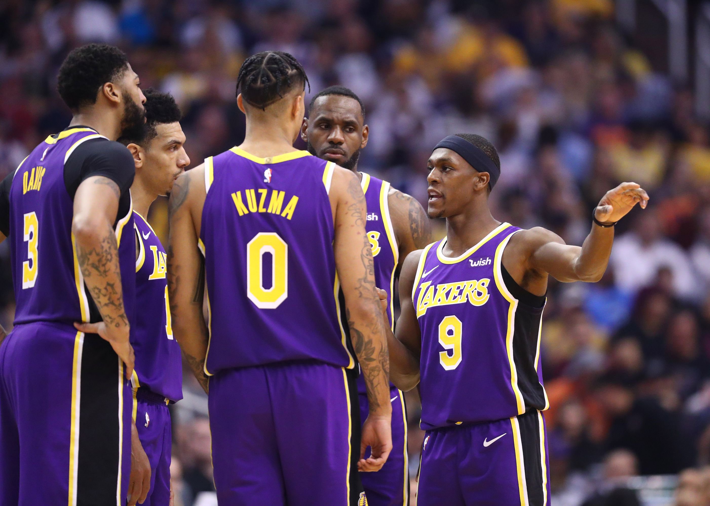 皇马0-2负塞尔塔赛后球员围攻裁判，一分钟内五黄一红（皇马0-2不敌塞尔塔，终场后球员围堵裁判，60秒内五黄一红）