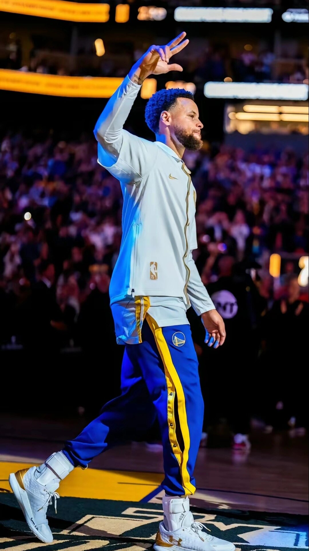 状态出色！狄龙半场16中8轰20分4板（手感火热！狄龙半场16投8中砍下20分4篮板）