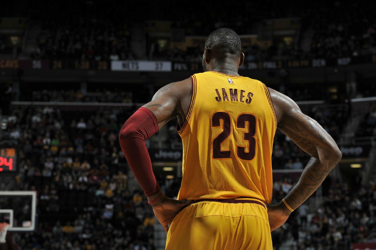 有人跪地不起，有人仰天怒吼（有人屈膝不起，有人仰天长啸）