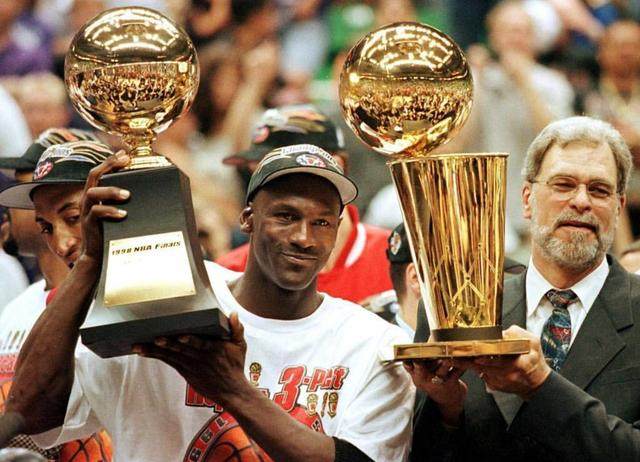 罗马诺：内马尔专注于帮桑托斯保级，但可能考虑1月自由转会（罗马诺：内马尔当下全力助桑托斯保级，或考虑一月以自由身离队）