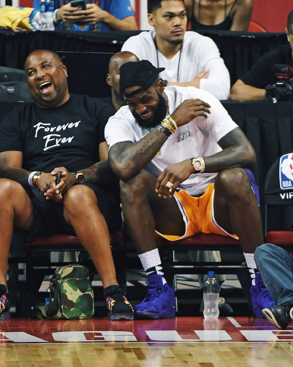 欧文突破防守连续得分（欧文强突防线连取分）