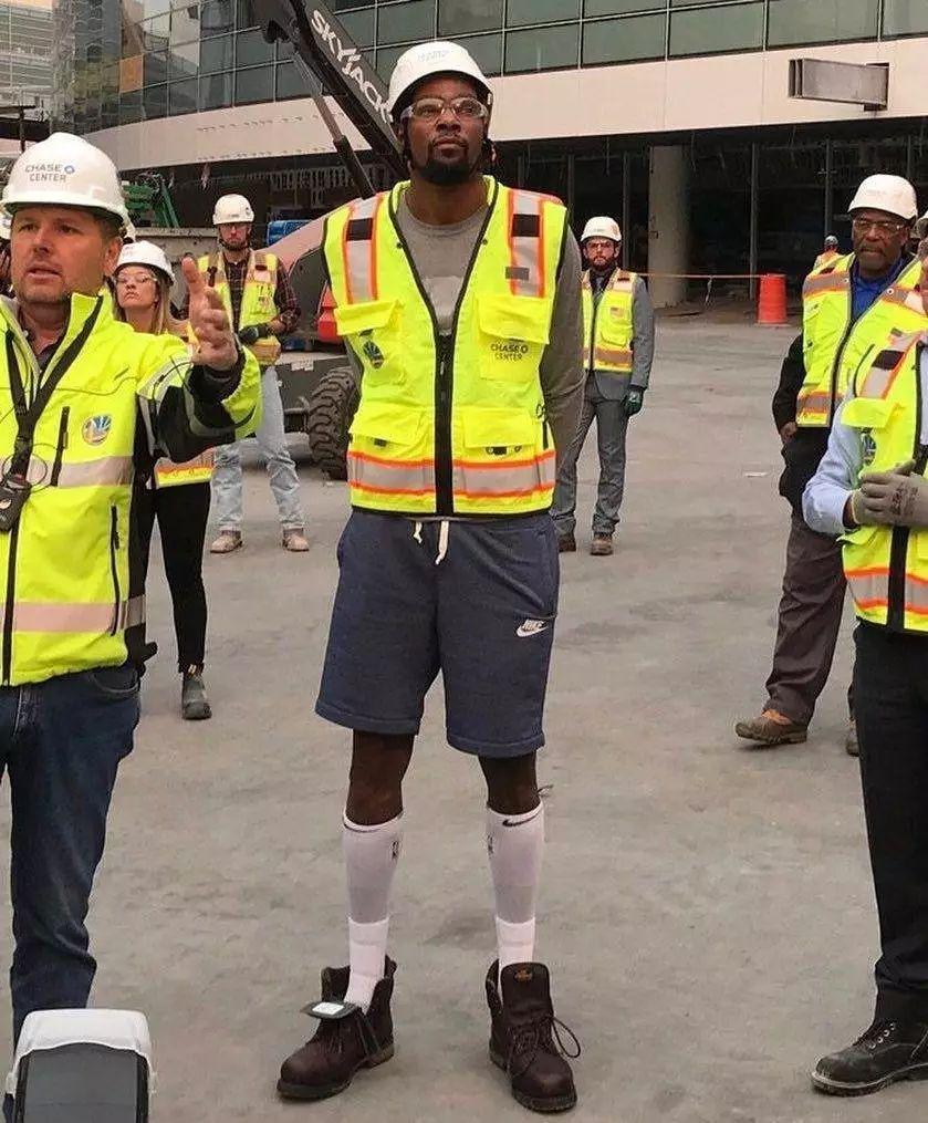 热刺连胜势头迅猛（热刺豪取连胜，气势如虹）