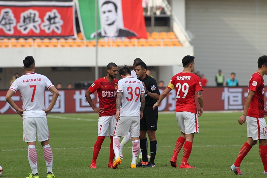 穆帅的本菲卡1米98门将受到英超球队关注，售价在4000万欧元（英超球队盯上穆帅麾下本菲卡1米98门将，标价约4000万欧元）