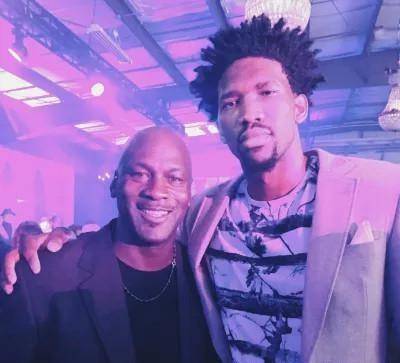 内马尔那些骚操作名场面瞬间，不愧是把任加足球发扬光大球星之一（内马尔那些炫技高光瞬间，美丽足球的代表之一）