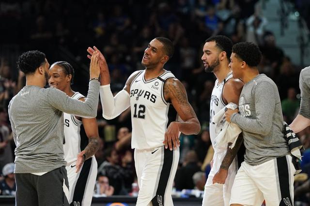 一齐登场！齐达内中国风亮相FC嘉年华，传奇卡重磅揭晓！（齐达内以中国风现身FC嘉年华，传奇卡震撼发布！）