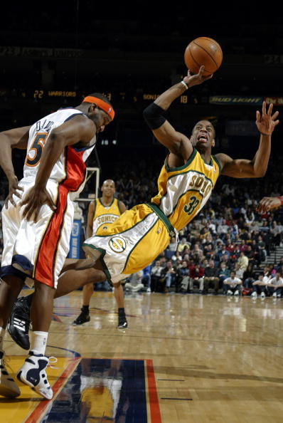 足球巴萨公布主力中场伤情，将缺阵一月（巴萨官宣主力中场受伤，预计缺席一个月）