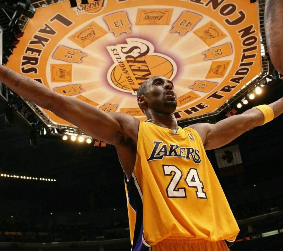 两位体坛巨星会面，樊振东欢乐开怀非常松驰，齐达内眼中充满欣赏（体坛双星同框，樊振东笑容灿烂神态轻松，齐达内目光尽显赞赏）